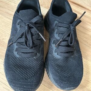 Sleek Black Knit Athletic Shoes with Textured Design